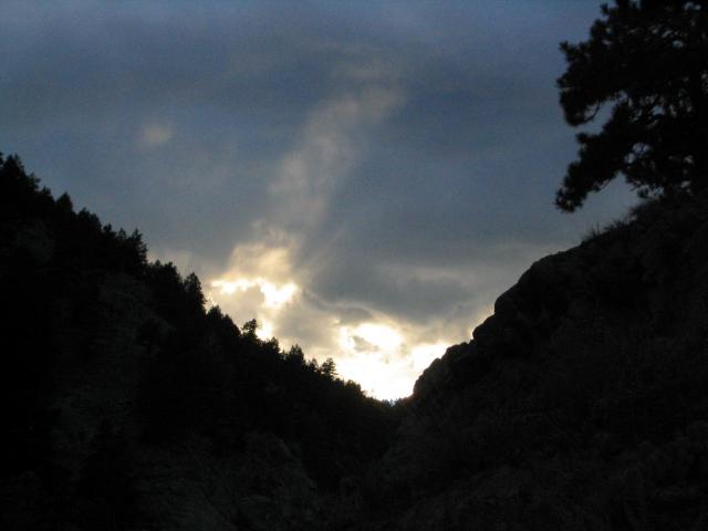 2004/10 Oct/640x480_041008 boulder sunray.JPG